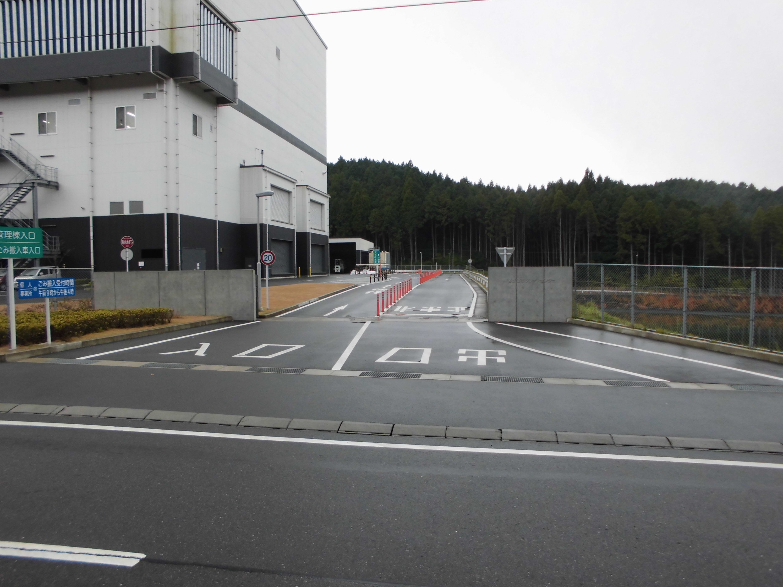 さが西部クリーンセンターの搬入車両入口